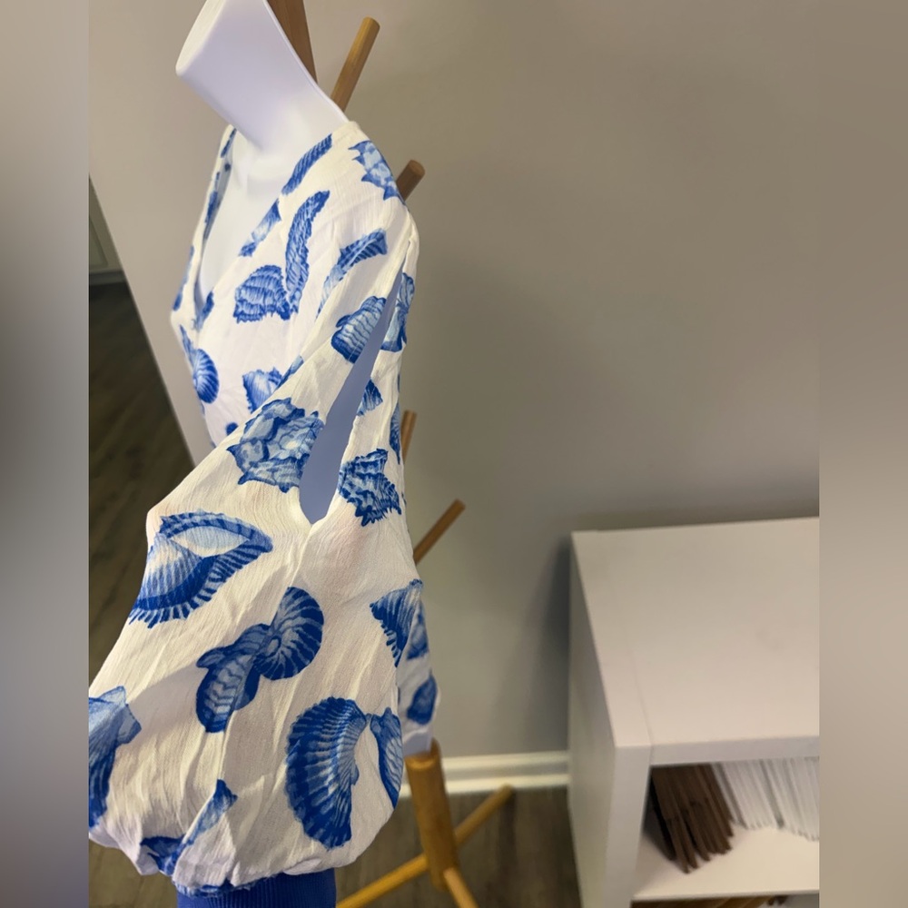 NWT Tamara H Blue and White Seashell Print Tied Button Up Women's Top Size LG - Picture 4 of 6